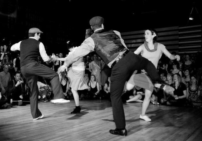 Descubre las Vibrantes Clases de Lindy Hop Swing en Sanlúcar